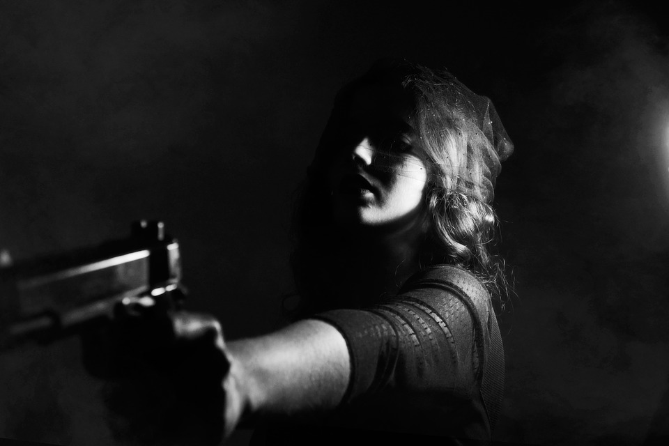 žena s pistolí