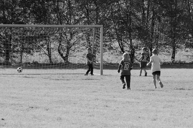 děti hrají fotbal.jpg