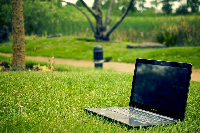 laptop v trávě